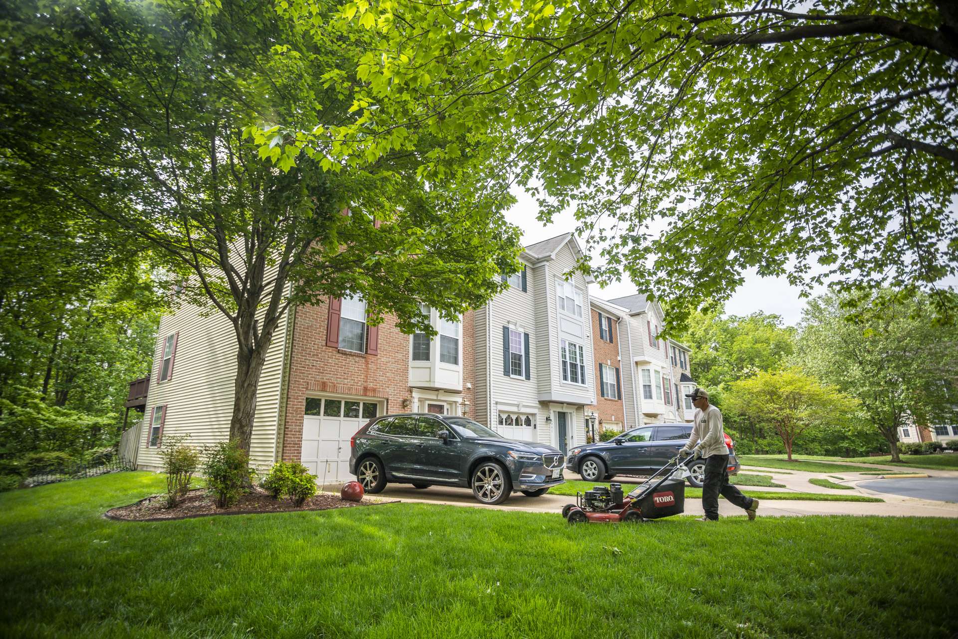 townhome-lawn-plantings-mowing-edging-car-2