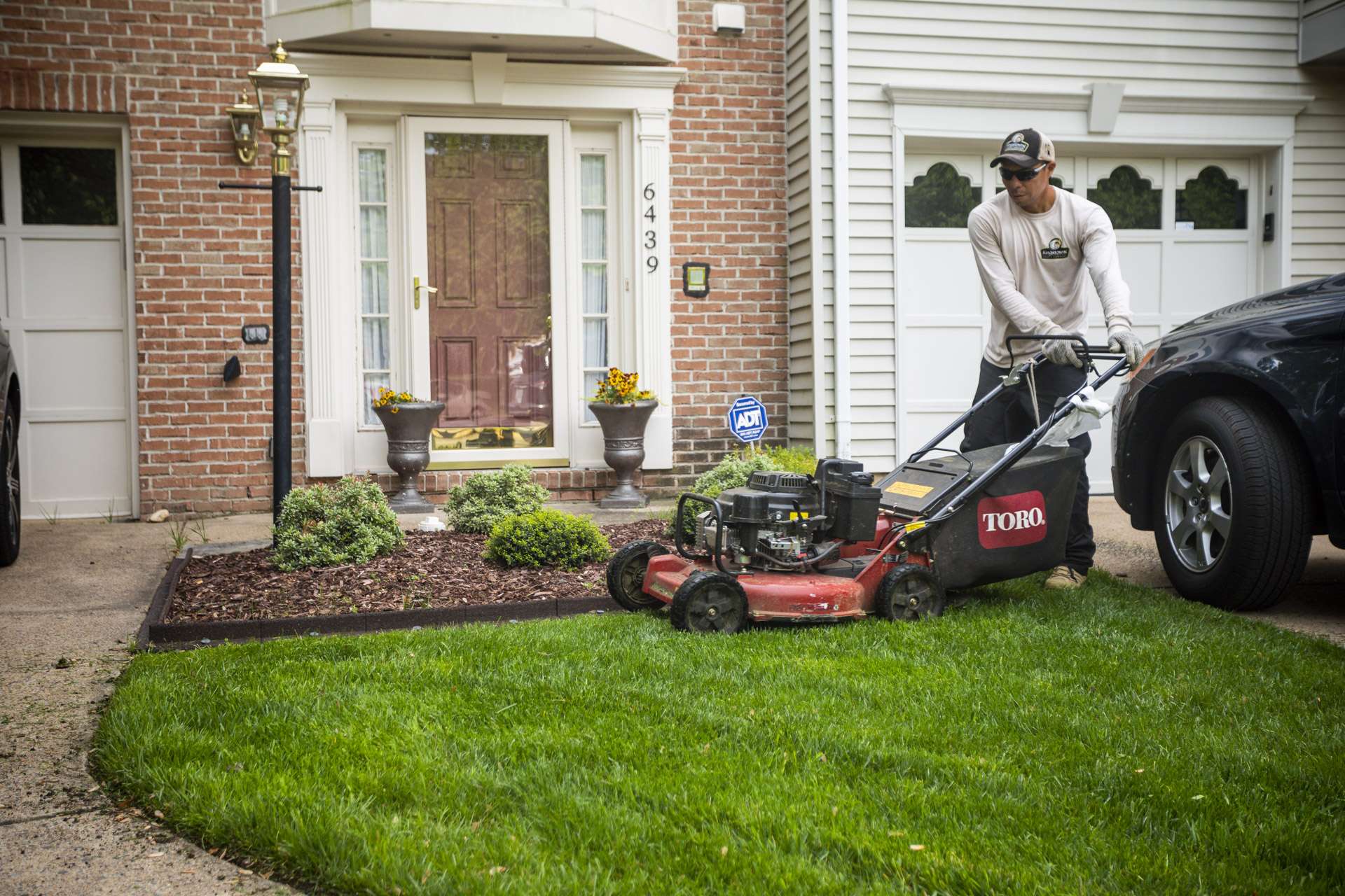 townhome-lawn-plantings-mowing-edging-mulch