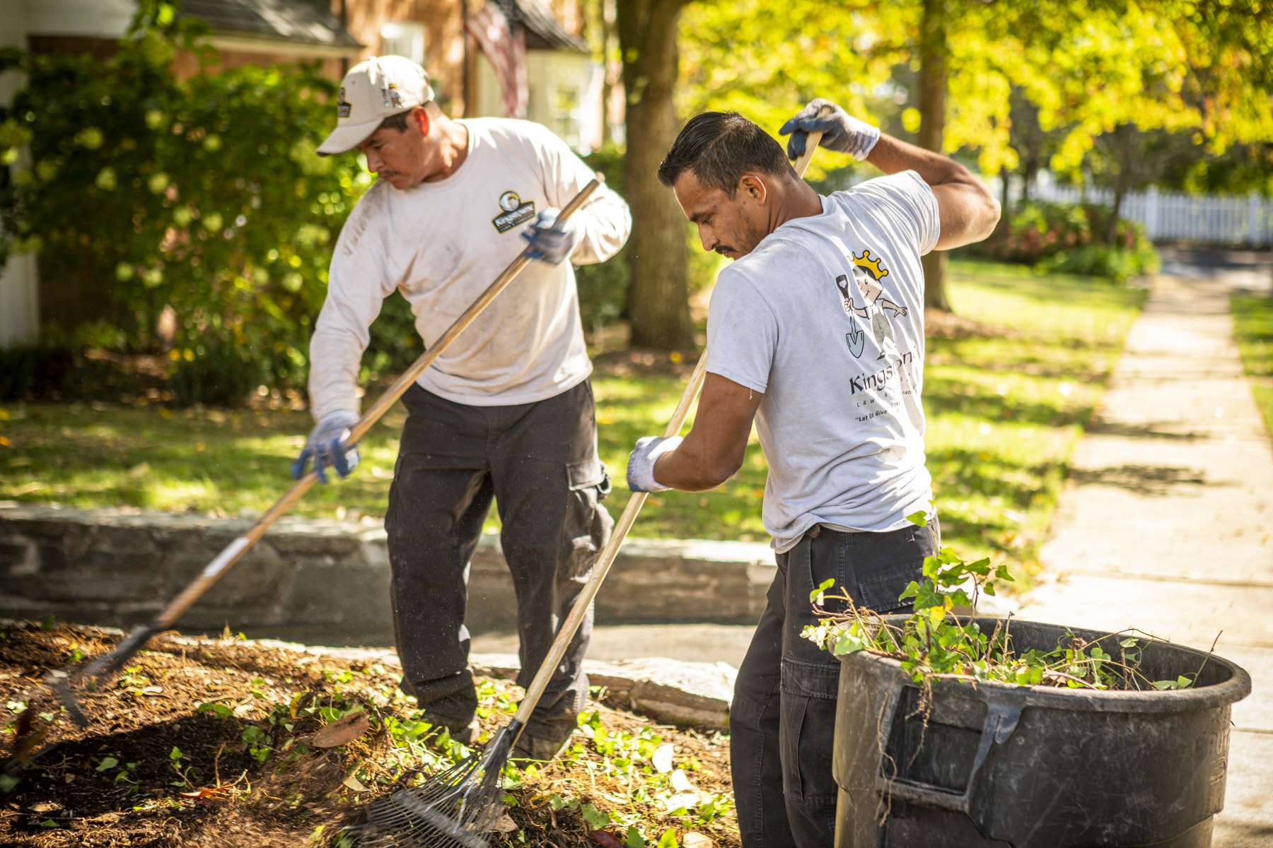 Kingstowne landscape maintenance team technician bed cleanup 4