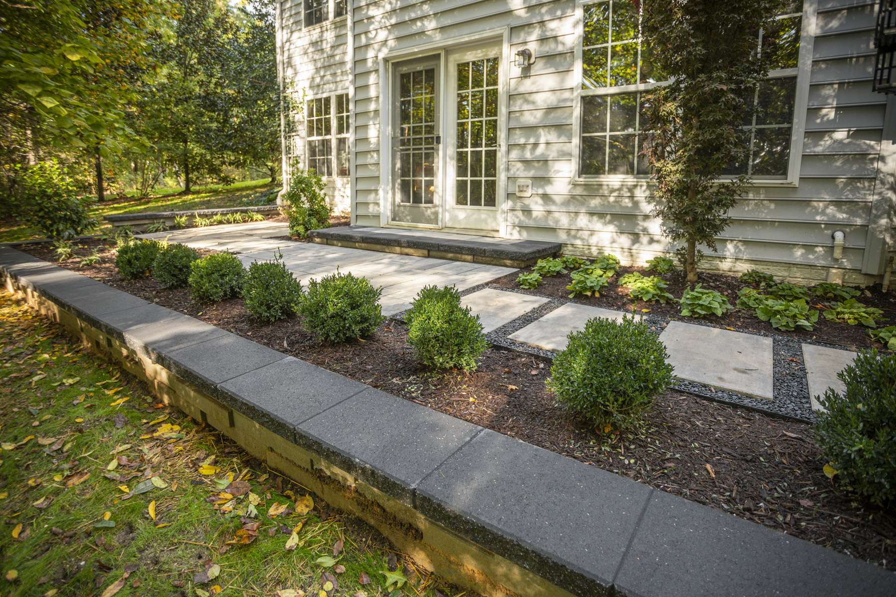 Kingstowne paver retaining wall stepping stones walkway paver steps landscaping plants shrubs perennials mulch