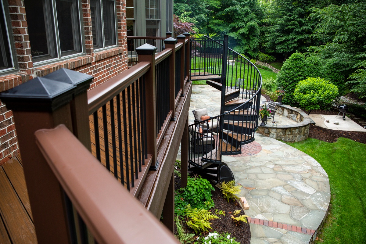 deck-railing-spiral-stairs-wall-patio-2