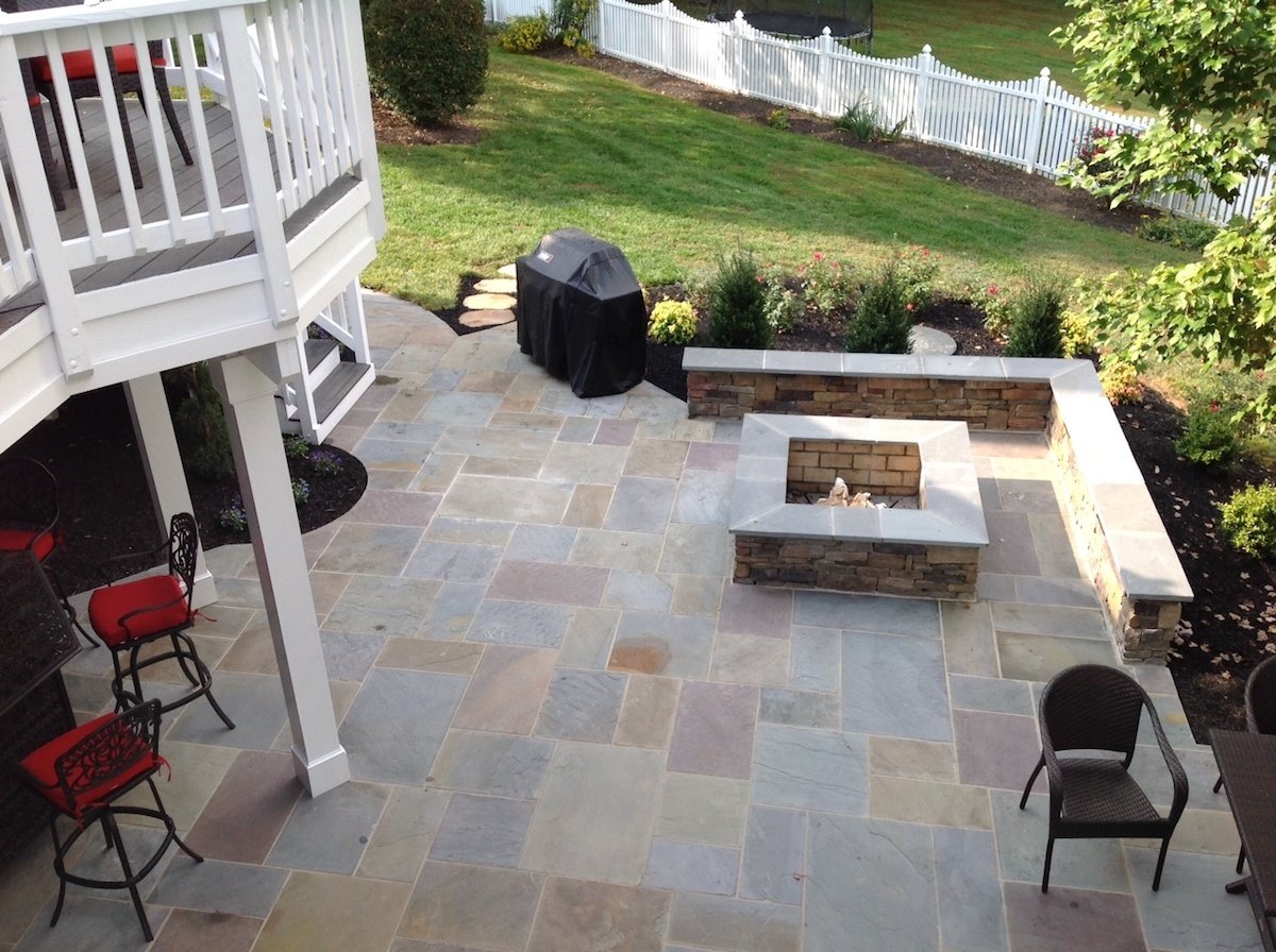 flagstone-patio-fire-pit-seat-wall