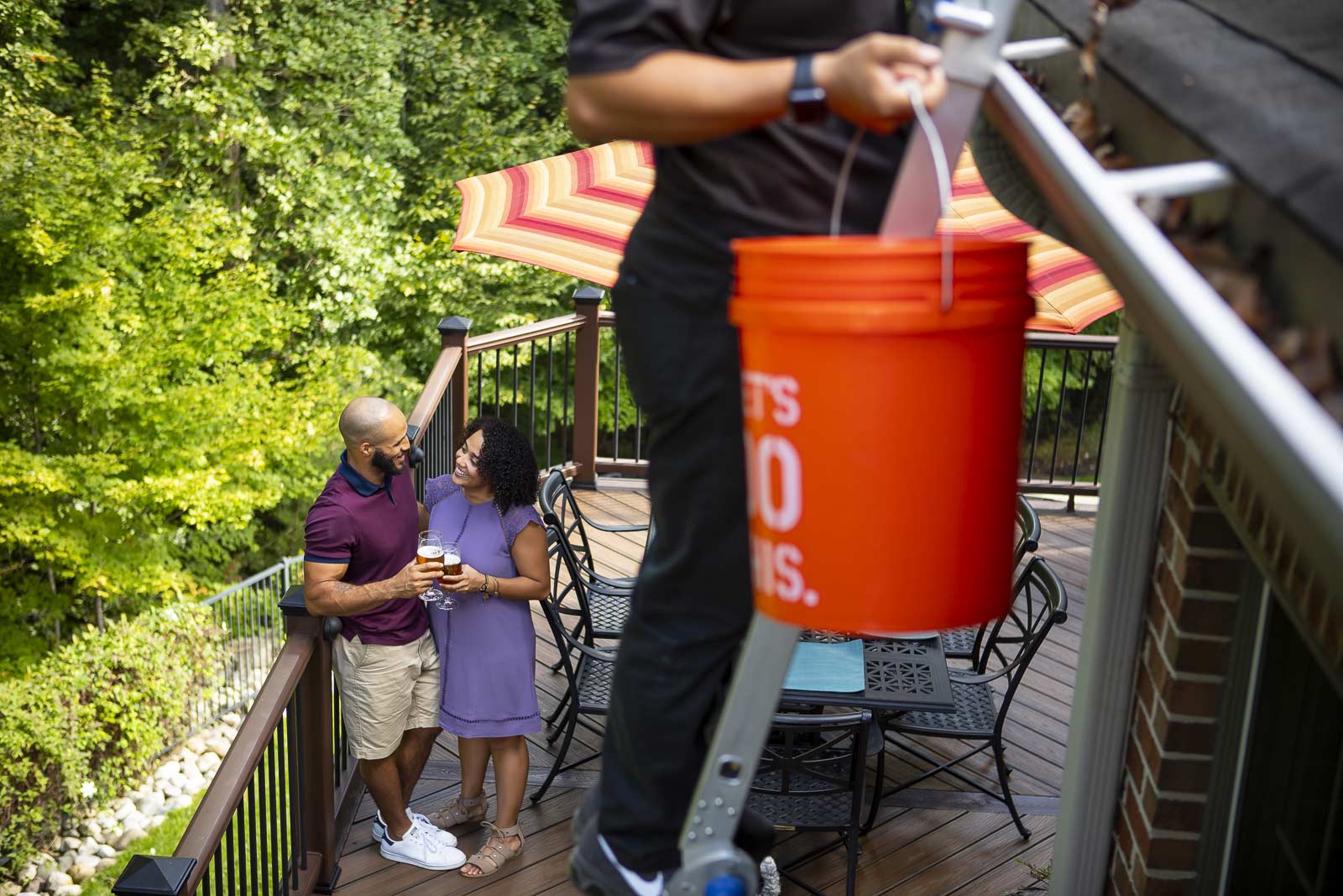 gutter-cleaning-team-customers-drinks-beer