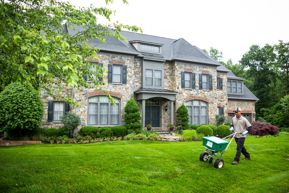 lawn care technician fertilizing a nice virginia lawn