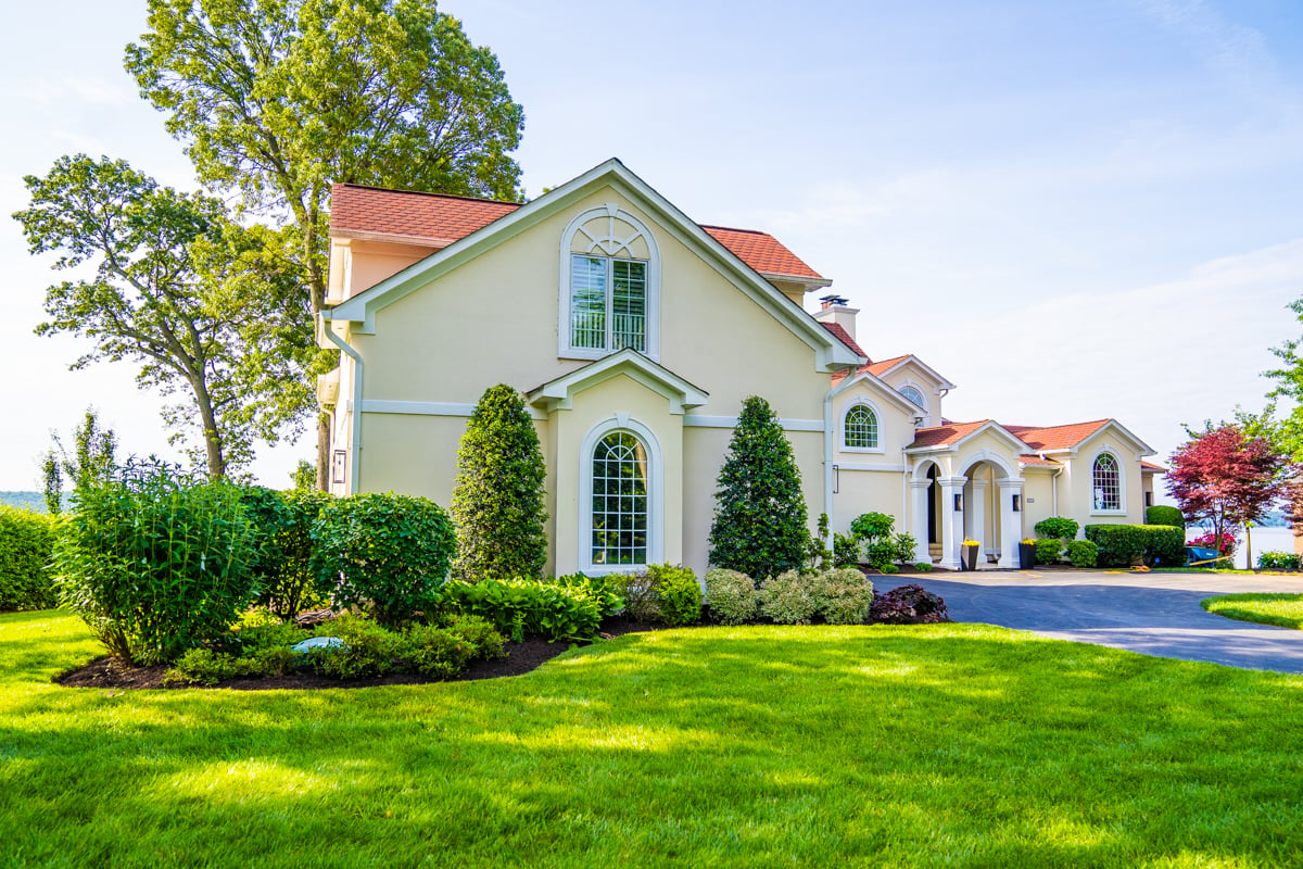 nice lawn landscaping driveway 2