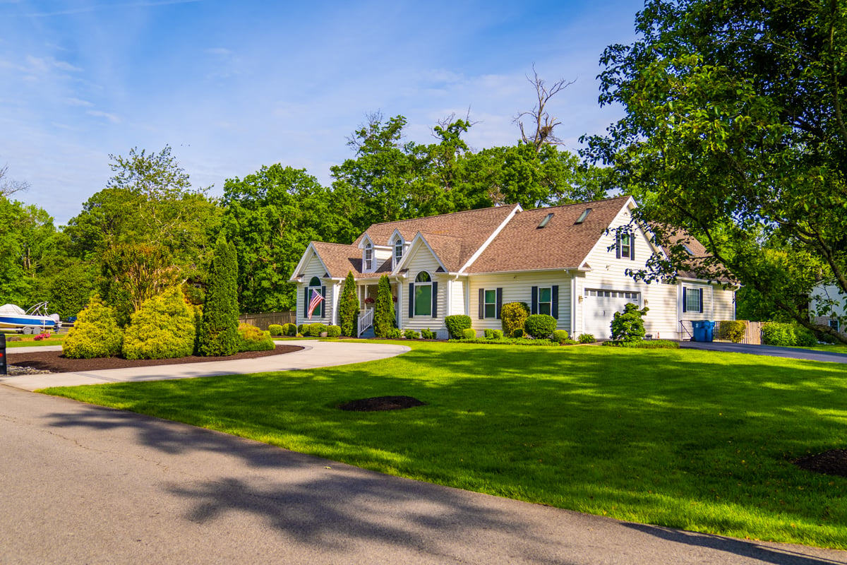 nice lawn landscaping driveway 3