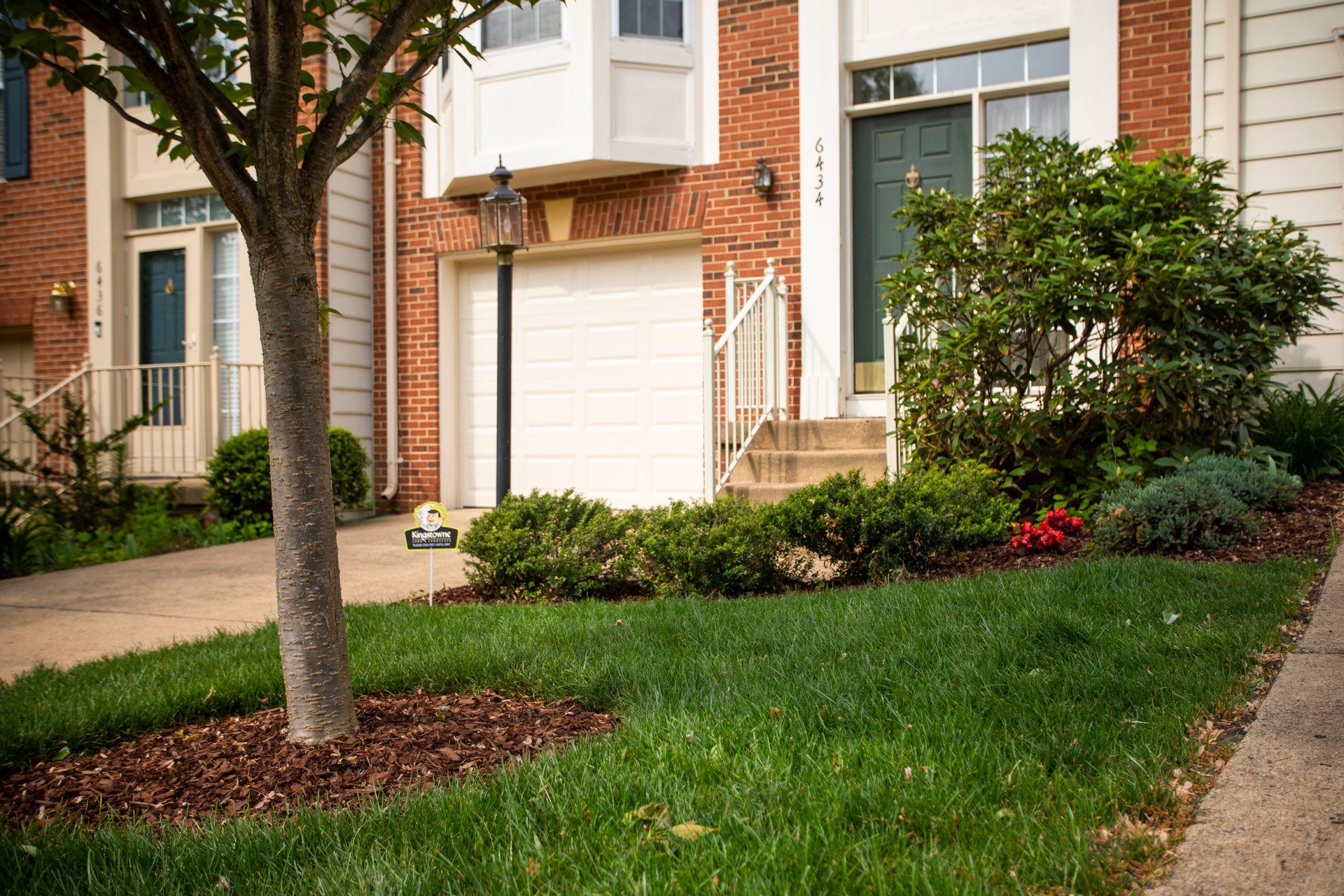 townhome-lawn-plantings-mulch-sign