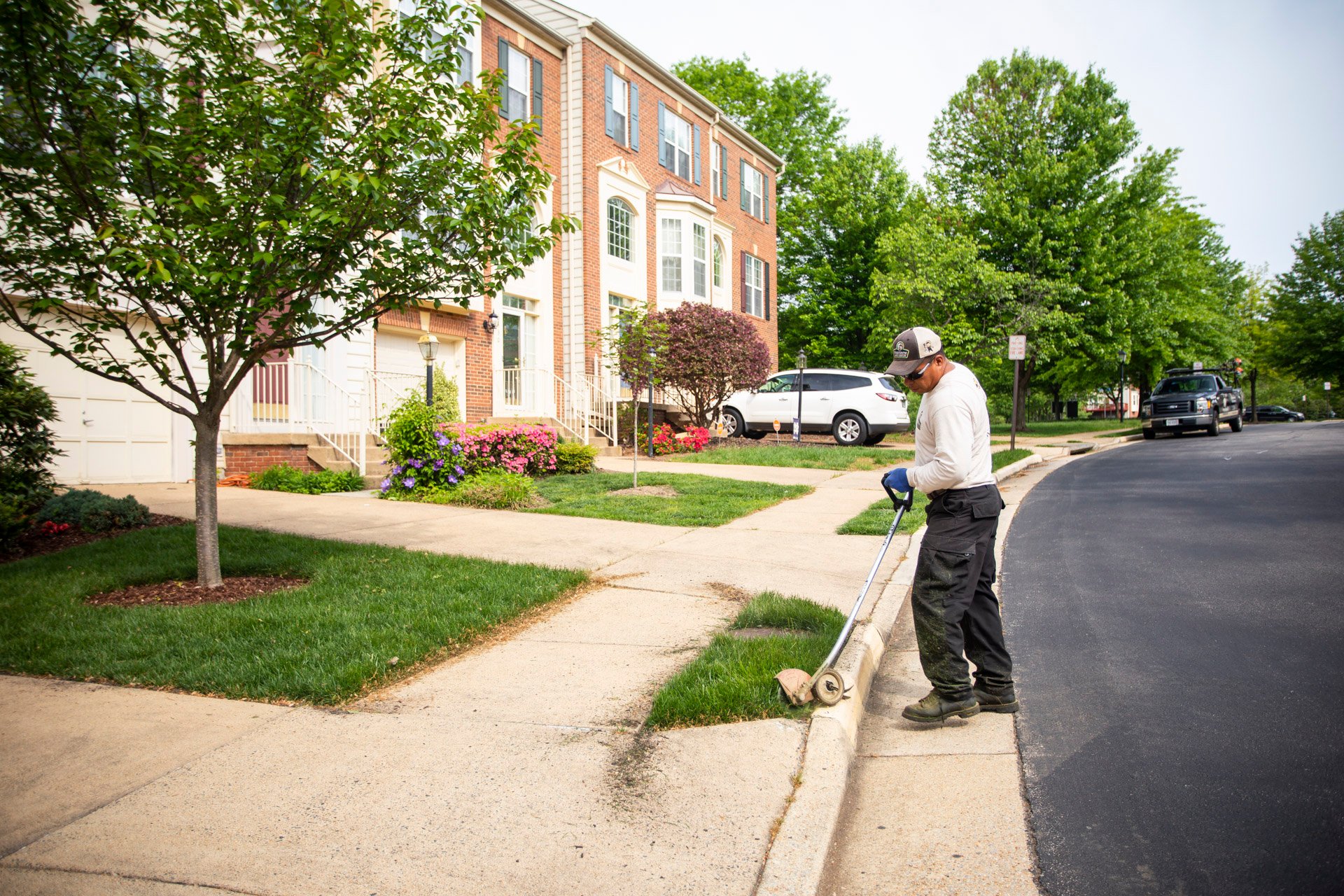 townhome-lawn-plantings-string-trimming-edging-mulch